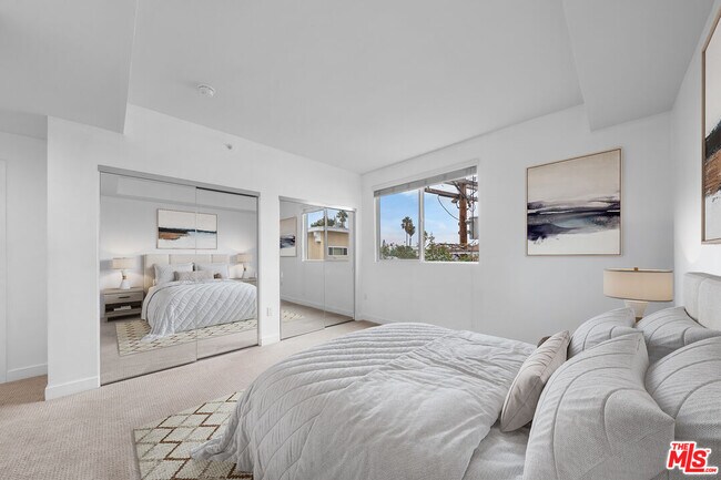 Building Photo - 436 S Virgil Ave