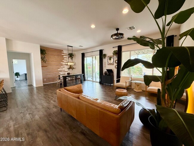 Foto del edificio - 14200 W Village Pkwy