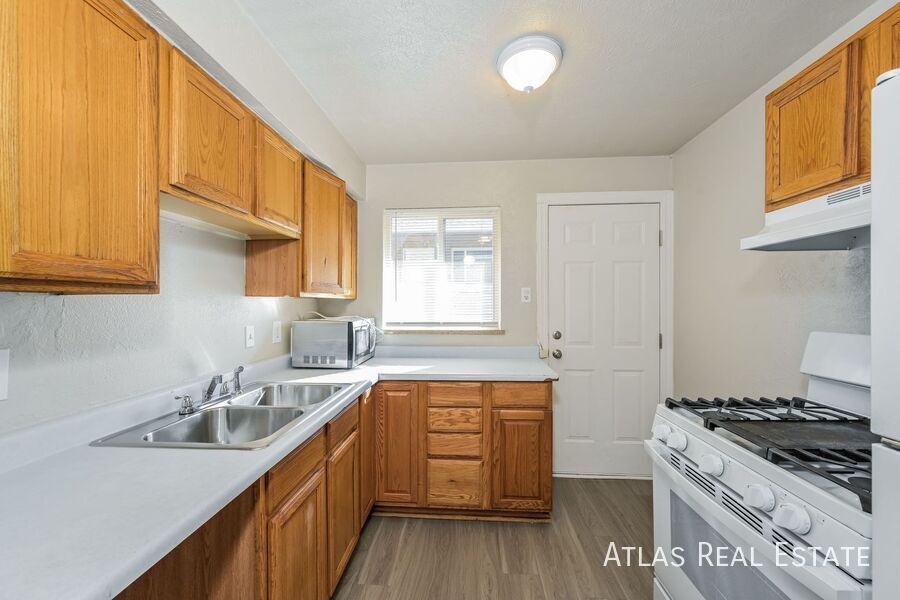 Primary Photo - Nice 3 Bedroom ready for you to move in! W...