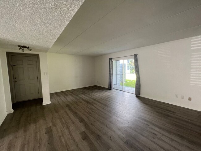 Building Photo - Modern 3 Bed 2 Bath Condo for Rent in Wint...