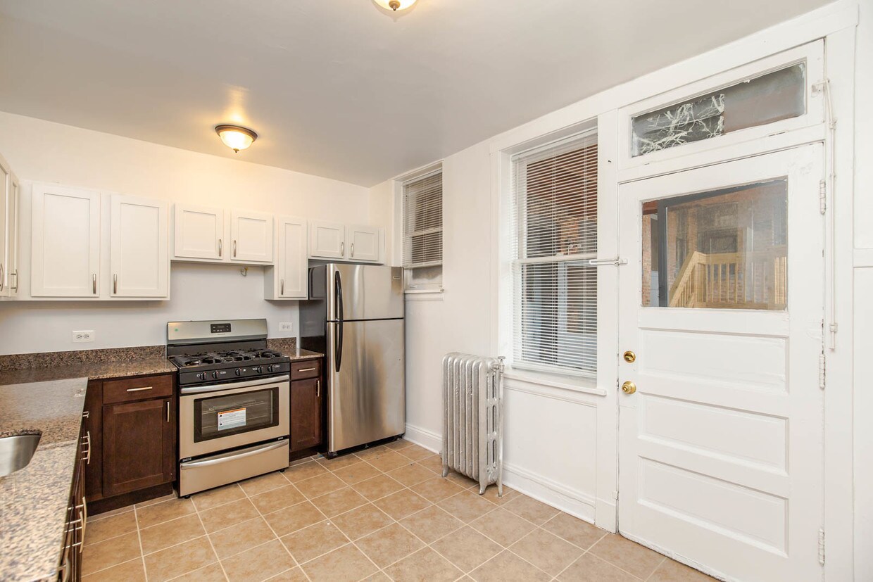 Primary Photo - 7504 N Hoyne Ave