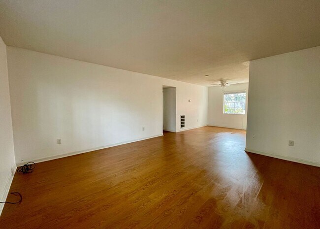 Foto del edificio - Available 7/1. 2 BR/2 BA in a FANTASTIC Lo...