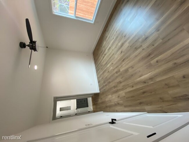 Building Photo - 3 br, 2 bath Apartment - 107 E Indigo St