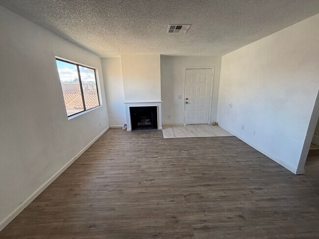 Building Photo - Cozy 2-Bedroom Unit with Fireplace and Utilities Included in Lancaster!