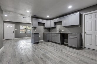 Building Photo - 200 Pine St