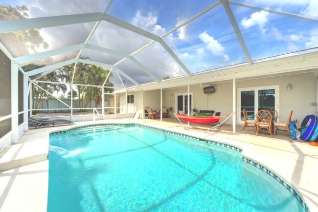 Building Photo - 573 SE Floresta Dr