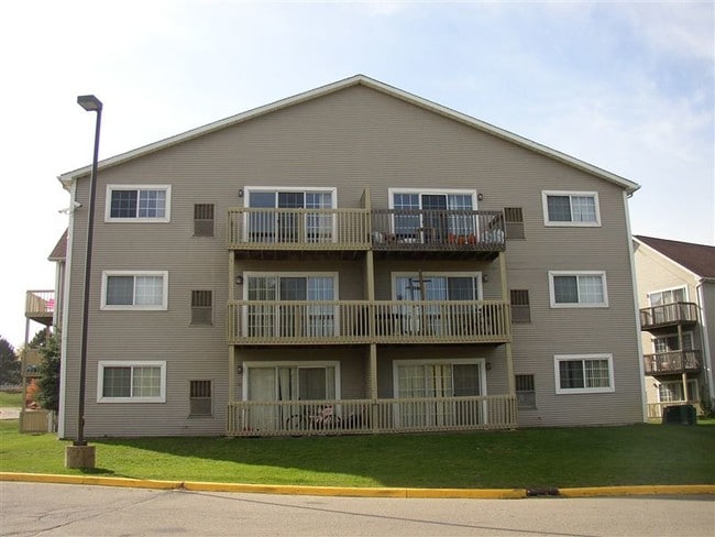 Building Photo - 1130 N Huron River Dr
