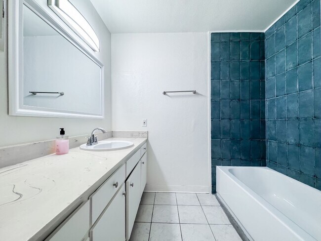 Foto del edificio - Bright single level 2 bed 1 bath Condo