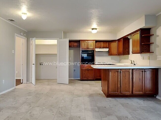 Foto del edificio - 8322 Lullwater Dr