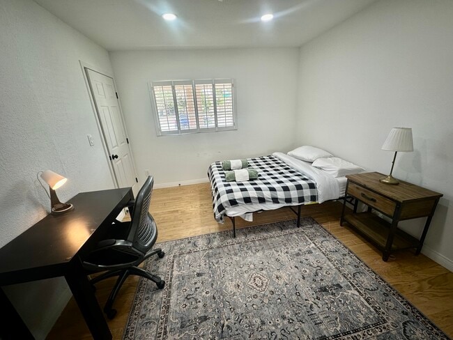 Building Photo - 3030 Plaza St