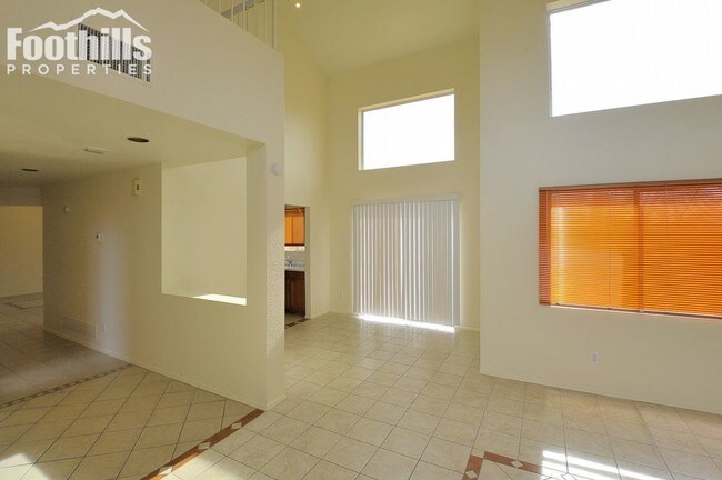 Building Photo - North Ranch, 2-story house with all tile.