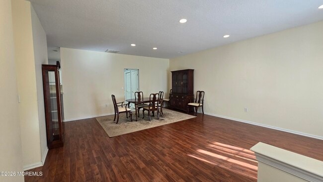 Building Photo - 16 Golden Willows Ave