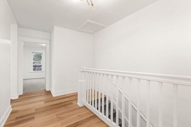 Building Photo - 3 bedroom, 1 bath in Southeast Portland!