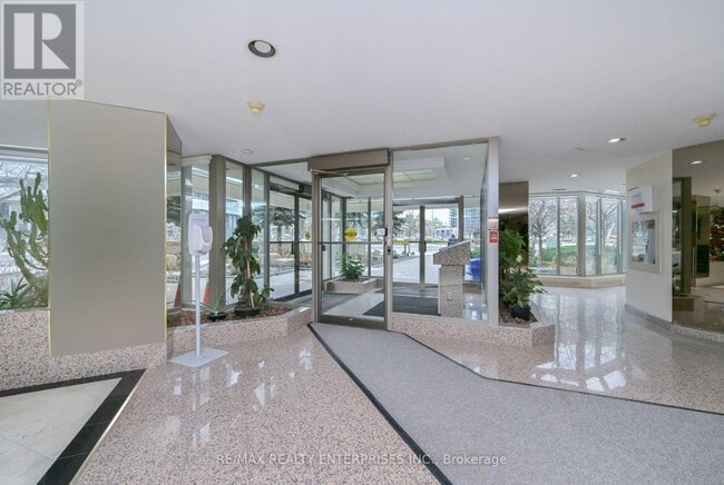 Building Photo - 400 Webb Dr