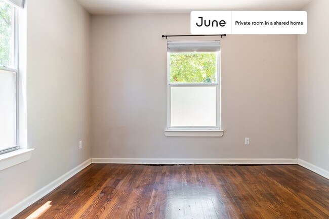 Building Photo - Private bedroom in 3 bed/2 bath Home