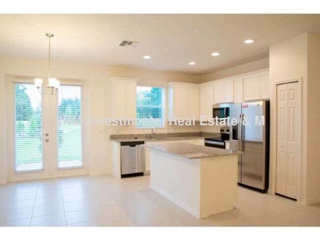 Building Photo - 3 bed 2.5 bath townhome 2 car garage