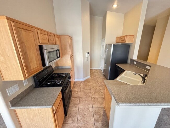 Foto del edificio - Gorgeous 2Bed/2Bath/1CarGarage TownHouse, located in the NW part of the valley