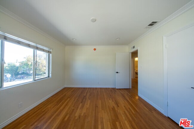 Foto del edificio - 9205 Alcott St