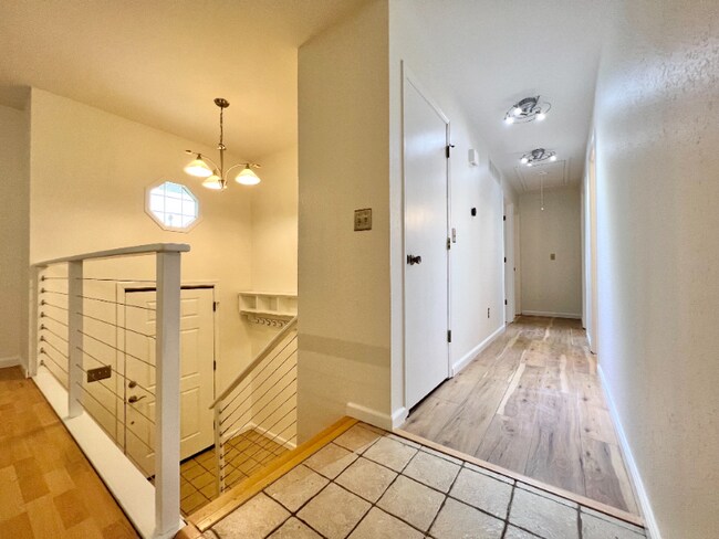 Building Photo - 1755 Fountainbleu Dr