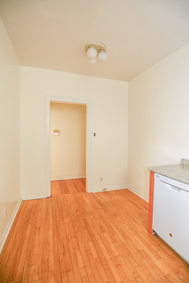 Building Photo - 4413.5 N Greenview Ave