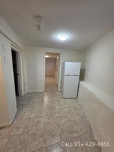 Building Photo - 104 Oak St