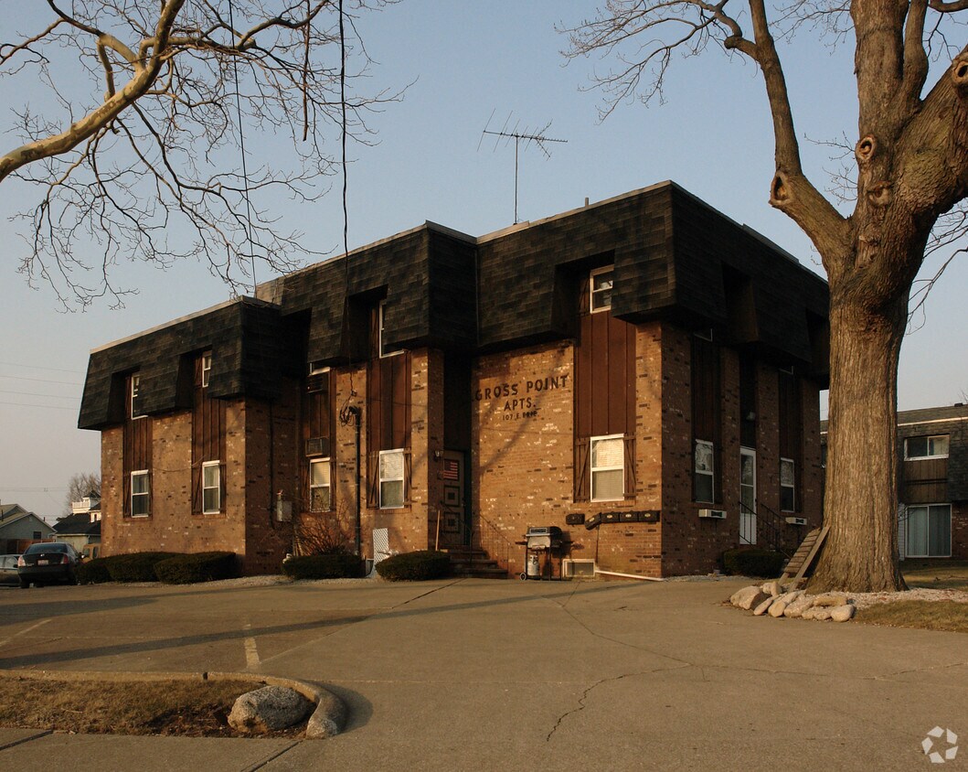 Primary Photo - Gross Point Apts.