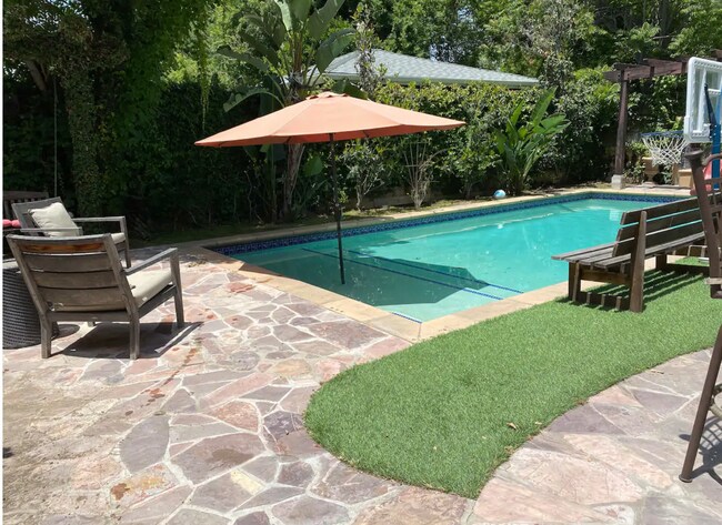 Piscina climatizada con energía solar - 12207 Addison St