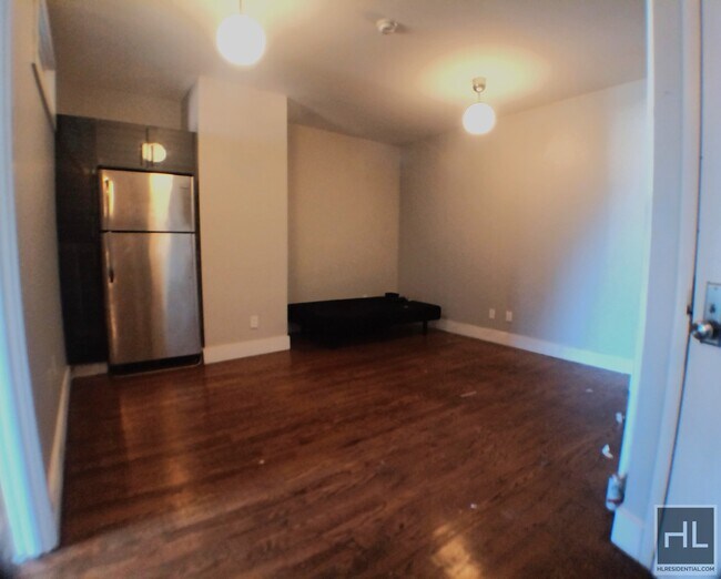 Building Photo - Sunny & Spacious Queen-sized 1BR in Ridgew...