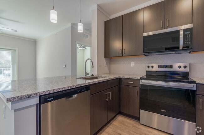 1BR, 1BA - 688SF - Kitchen - The Fountains