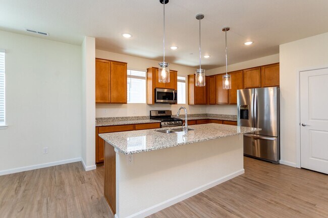 Building Photo - Stunning Home- Excellent Location!