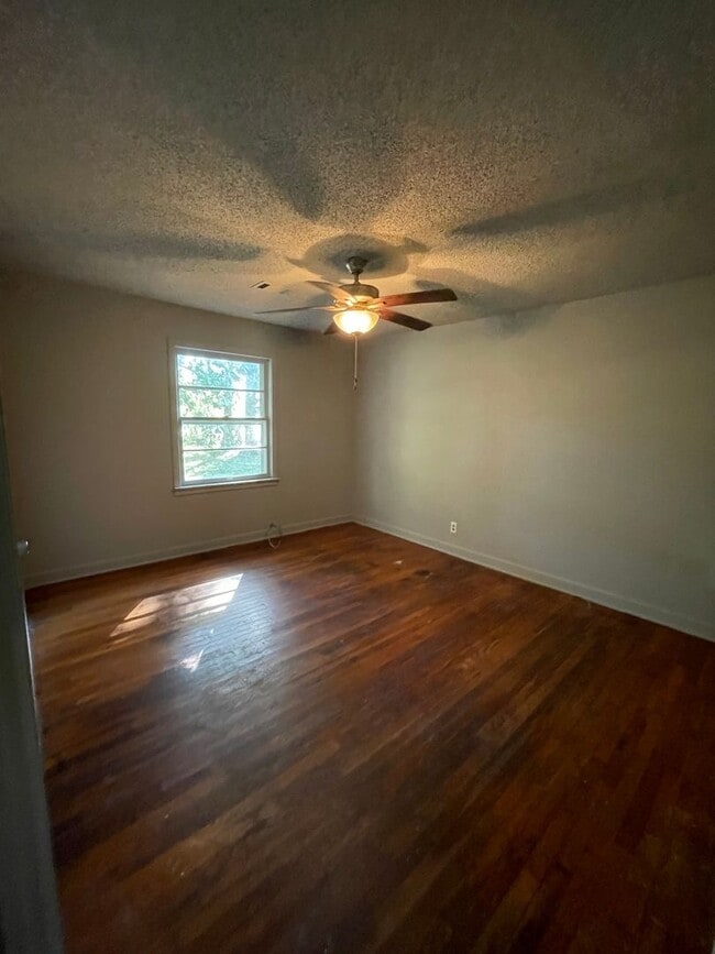 Foto del edificio - 1303 Warner Ave