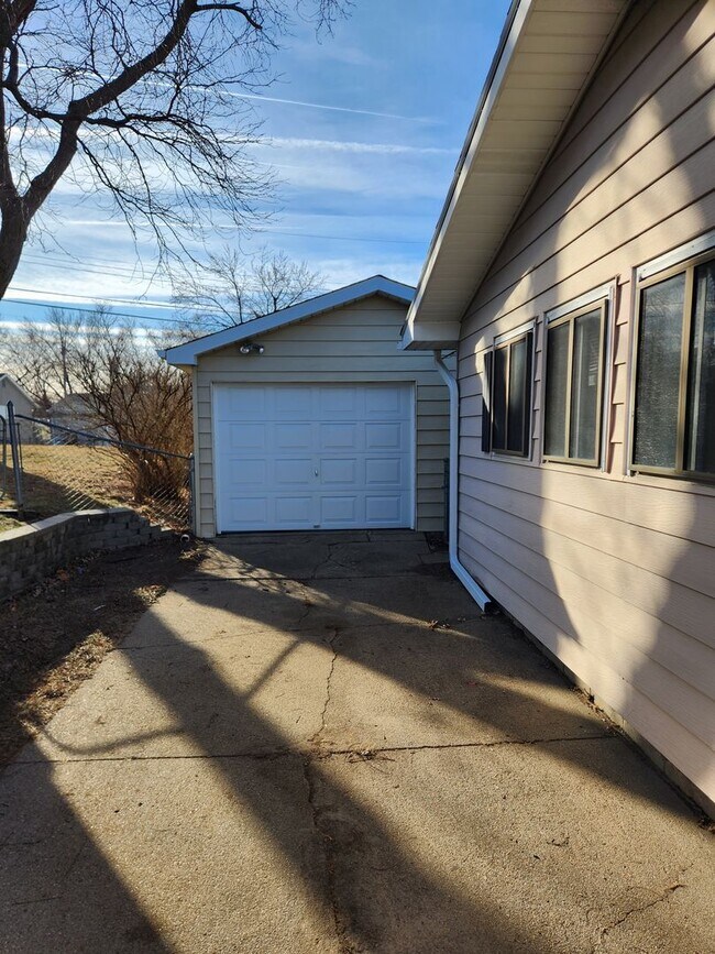 Foto del edificio - 3 bed, 2 bath, 1 car garage Newly remodeled with fenced backyard!