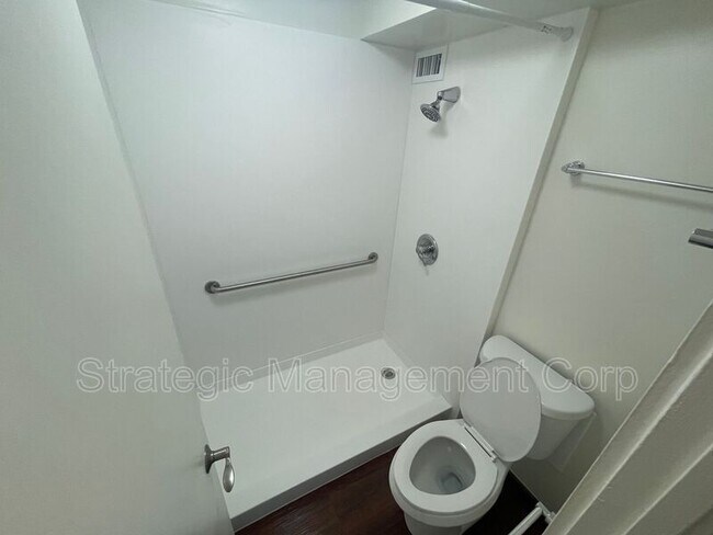 Foto del edificio - 1301 Lusitana St