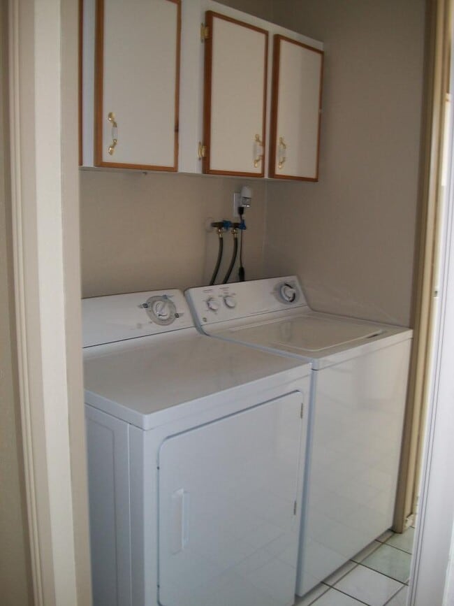 Building Photo - Willowbrook Townhomes