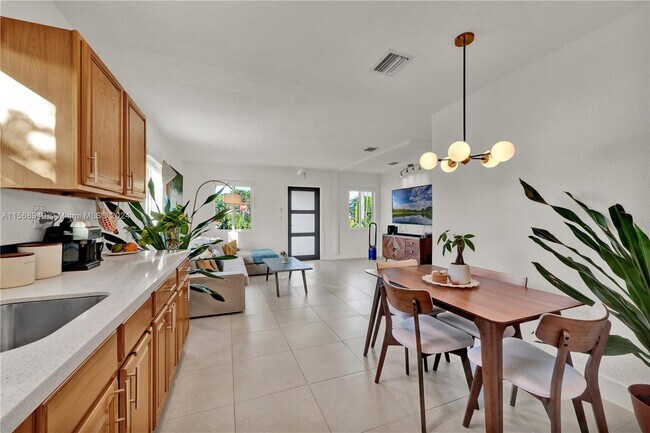 Building Photo - 5050 SW 67th Ave