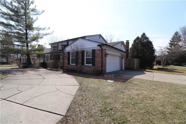 Building Photo - 16161 Golfview St
