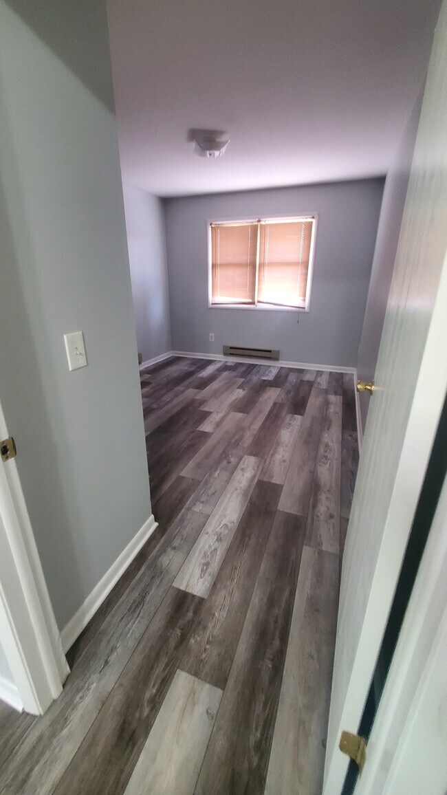 Bedroom - 2925 Hamburg St