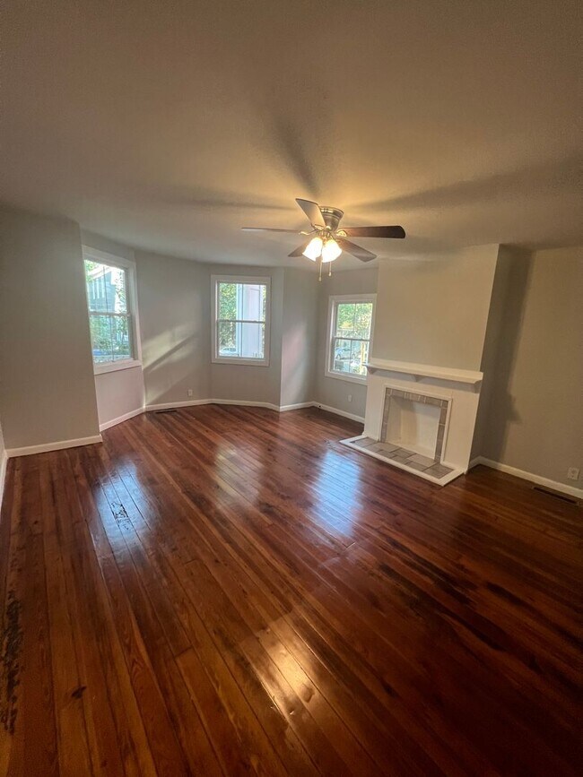 Building Photo - Charming Historic Duplex In the Heart if S...