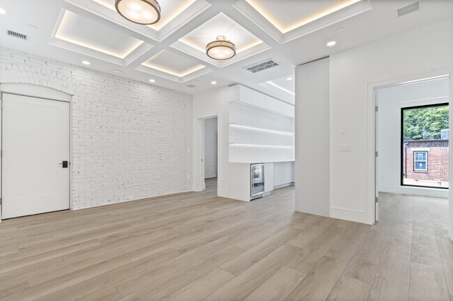 Building Photo - 302 Beacon St