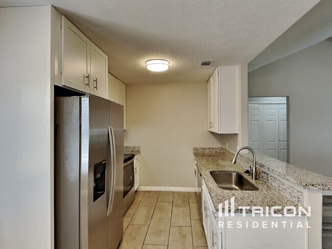 Foto del edificio - 16179 Summer Breeze Ct