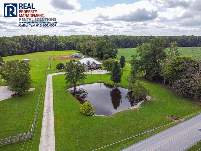 Building Photo - Amazing Horse property in Manchester! Pool...