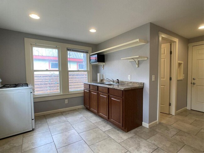 Building Photo - 611 W 31st St