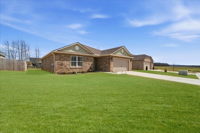 Foto del edificio - Move Right In! Immaculate 2024-Built Home in Growing Toney Community