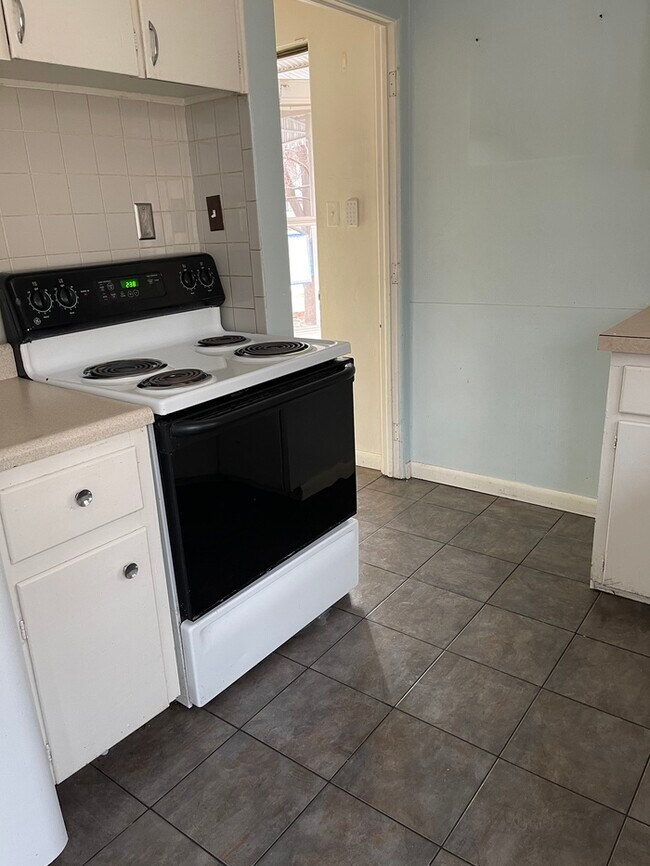 Building Photo - 4 Bed & 2 Bath in Lakewood