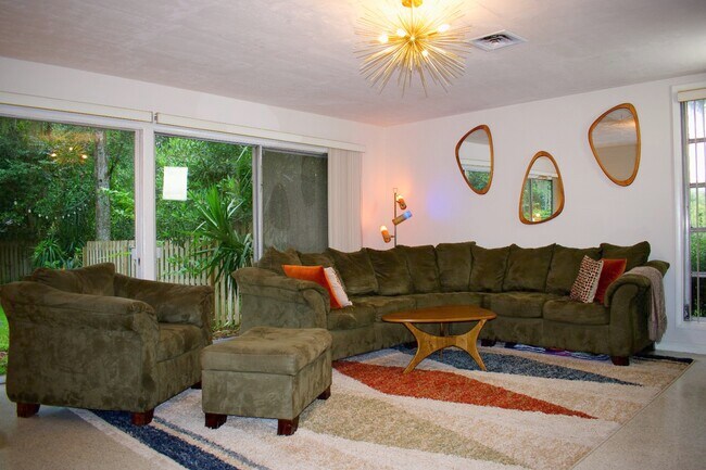 Sala de estar - 1229 NW 40th Ter