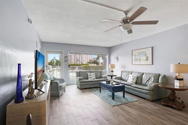 Foto del edificio - 999 N Riverside Dr
