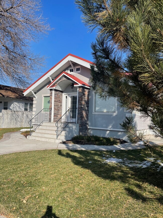 Front of building - 640 S 4th Ave