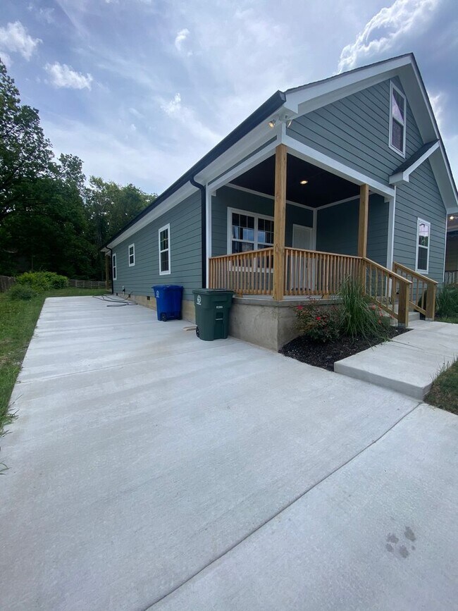 Building Photo - Charming 3 bed, 2 bath home! Fully fenced ...