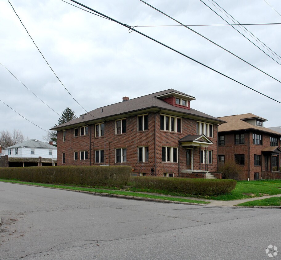 Building Photo - 700 Sackett Ave