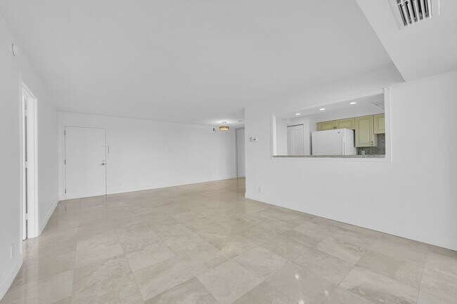 Building Photo - 2841 N Ocean Blvd